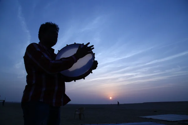 Silhouette de l'homme joue du tambour au coucher du soleil — Photo