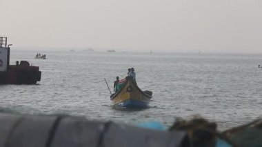 Kakinada Andhra Pradesh teknesindeki balıkçılar 11 Ekim 2025