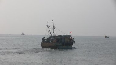 Kakinada Andhra Pradesh teknesindeki balıkçılar 11 Ekim 2025