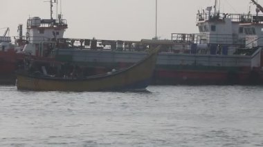 Kakinada Andhra Pradesh teknesindeki balıkçılar 11 Ekim 2025