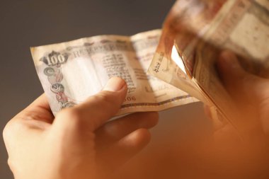 Erkek El 'de Hint Para Birimi