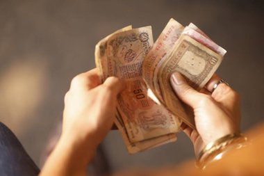 Erkek El 'de Hint Para Birimi