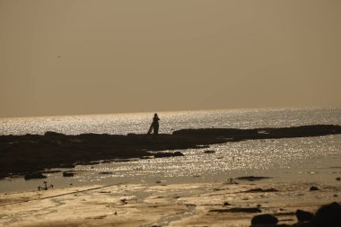 Sahilde Yalnız Kadın 'ın Silueti