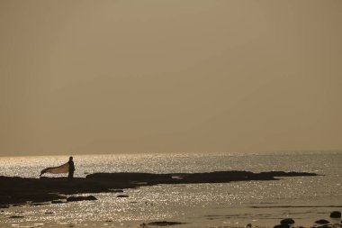 Sahilde Yalnız Kadın 'ın Silueti