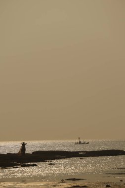 Sahilde Yalnız Kadın 'ın Silueti