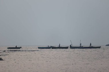 Sudaki Balıkçıların Silueti