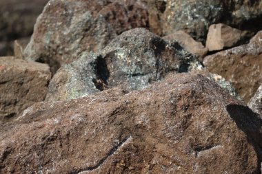 Sahilde işlenmemiş taşlar