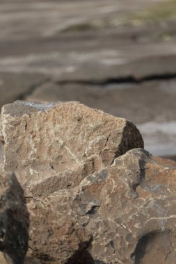 Sahilde işlenmemiş taşlar