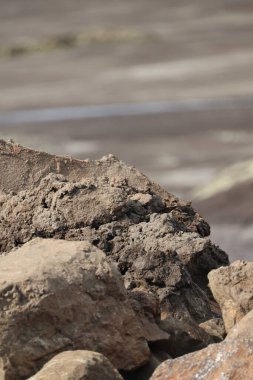 Sahilde işlenmemiş taşlar