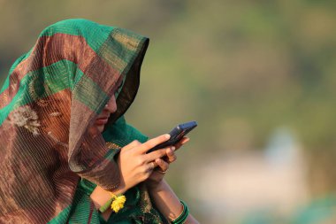 Cep telefonlu kadın eller 1 Kasım 2025 Hyderabad Hindistan