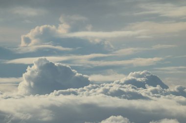 Mavi gökyüzü ve bulutlar yakın çekim