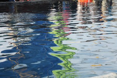 Sudaki Renkler Yansıması