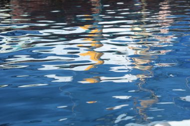 Sudaki Renkler Yansıması