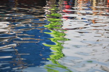 Sudaki Renkler Yansıması