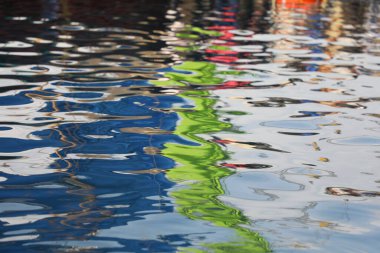 Sudaki Renkler Yansıması