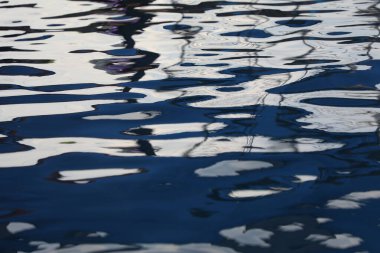 Sudaki Renkler Yansıması