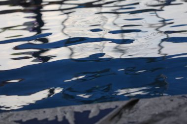 Sudaki Renkler Yansıması