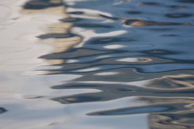 Sudaki Renkler Yansıması