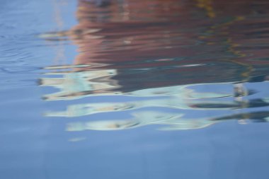 Sudaki Renkler Yansıması