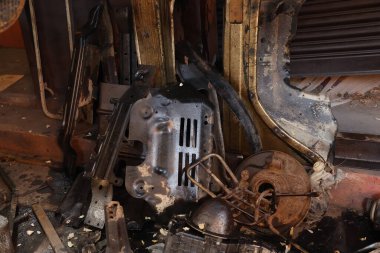 Motor Yedek otomotiv parçaları düzgünce ve gevşek bir şekilde mekanik bir barakada düzenlendi