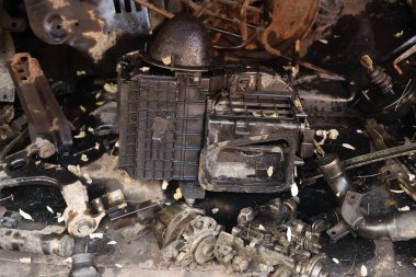 Motor Yedek otomotiv parçaları düzgünce ve gevşek bir şekilde mekanik bir barakada düzenlendi