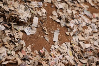 Dağınık gazete parçaları 1 Aralık 2025 'te Hyderabad Hindistan' da yatmaktadır.