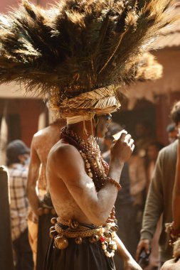 Geleneksel Hyderabad festivalinde tavus kuşu tüyü başlık takan adam Hindistan 'ın 15 Aralık 2025