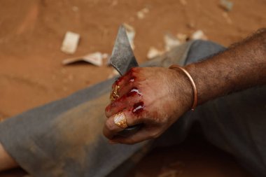 Bıçaklı bir erkek.