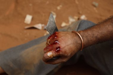 Bıçaklı Kızılderili bir erkek.