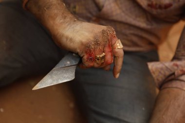 Bıçaklı Kızılderili bir erkek.