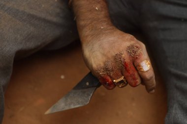 Bıçaklı Kızılderili bir erkek.