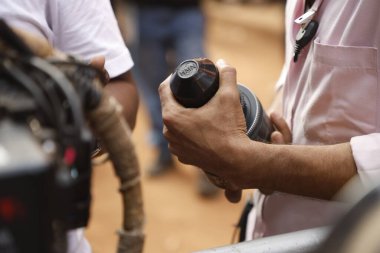 bir elde kamera lensi