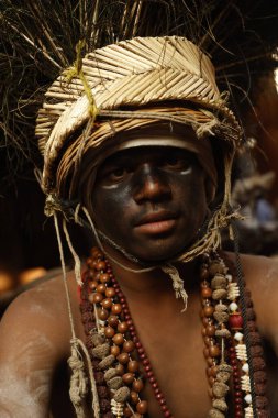 Geleneksel Hyderabad festivalinde tavus kuşu tüyü başlık takan adam Hindistan 'ın 15 Aralık 2025