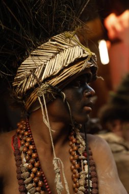 Geleneksel Hyderabad festivalinde tavus kuşu tüyü başlık takan adam Hindistan 'ın 15 Aralık 2025