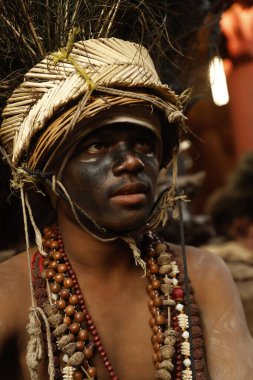 Geleneksel Hyderabad festivalinde tavus kuşu tüyü başlık takan adam Hindistan 'ın 15 Aralık 2025