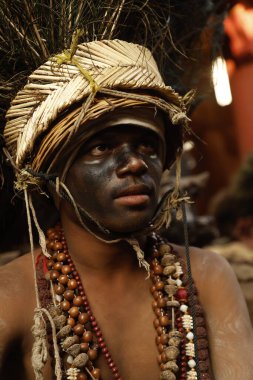 Geleneksel Hyderabad festivalinde tavus kuşu tüyü başlık takan adam Hindistan 'ın 15 Aralık 2025