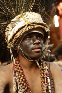 Geleneksel Hyderabad festivalinde tavus kuşu tüyü başlık takan adam Hindistan 'ın 15 Aralık 2025