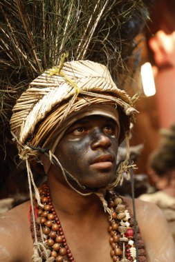 Geleneksel Hyderabad festivalinde tavus kuşu tüyü başlık takan adam Hindistan 'ın 15 Aralık 2025