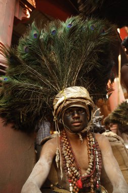 Geleneksel Hyderabad festivalinde tavus kuşu tüyü başlık takan adam Hindistan 'ın 15 Aralık 2025