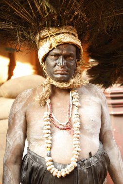 Geleneksel Hyderabad festivalinde tavus kuşu tüyü başlık takan adam Hindistan 'ın 15 Aralık 2025