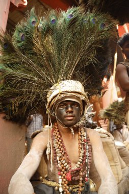 Geleneksel Hyderabad festivalinde tavus kuşu tüyü başlık takan adam Hindistan 'ın 15 Aralık 2025