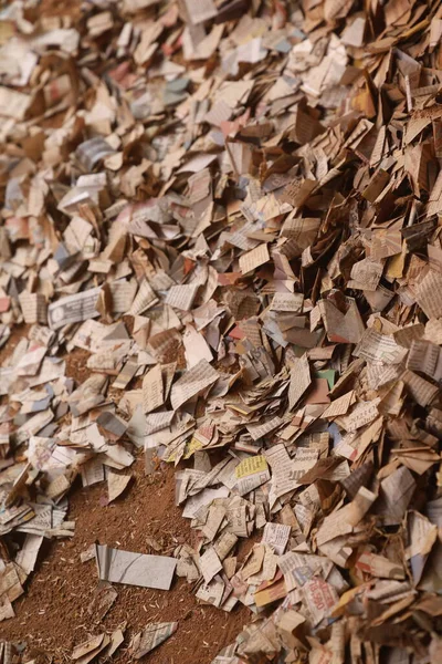 Dağınık gazete parçaları 1 Aralık 2025 'te Hyderabad Hindistan' da yatmaktadır.