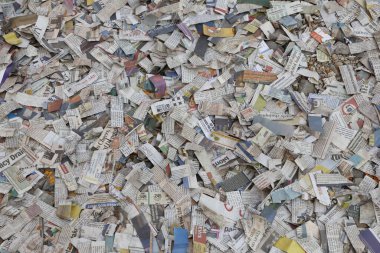 Dağınık gazete parçaları 1 Aralık 2025 'te Hyderabad Hindistan' da yatmaktadır.