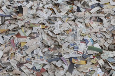 Dağınık gazete parçaları 1 Aralık 2025 'te Hyderabad Hindistan' da yatmaktadır.