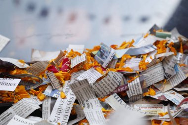 Dağınık gazete parçaları 1 Aralık 2025 'te Hyderabad Hindistan' da yatmaktadır.