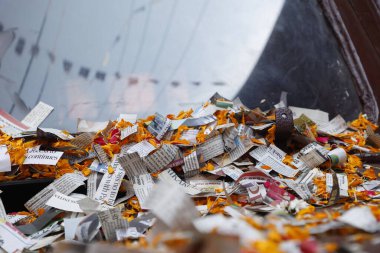 Dağınık gazete parçaları 1 Aralık 2025 'te Hyderabad Hindistan' da yatmaktadır.