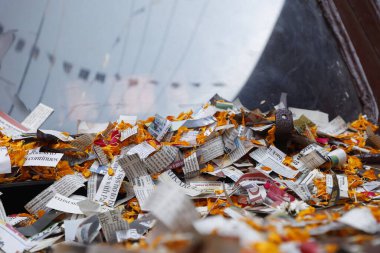 Dağınık gazete parçaları 1 Aralık 2025 'te Hyderabad Hindistan' da yatmaktadır.