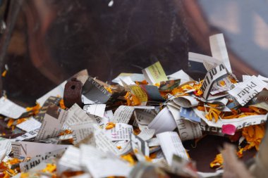 Dağınık gazete parçaları 1 Aralık 2025 'te Hyderabad Hindistan' da yatmaktadır.