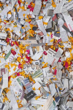 Dağınık gazete parçaları 1 Aralık 2025 'te Hyderabad Hindistan' da yatmaktadır.
