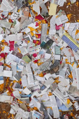 Dağınık gazete parçaları 1 Aralık 2025 'te Hyderabad Hindistan' da yatmaktadır.